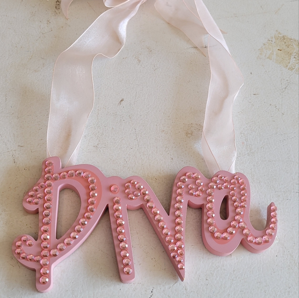 Diva door or wall hanger